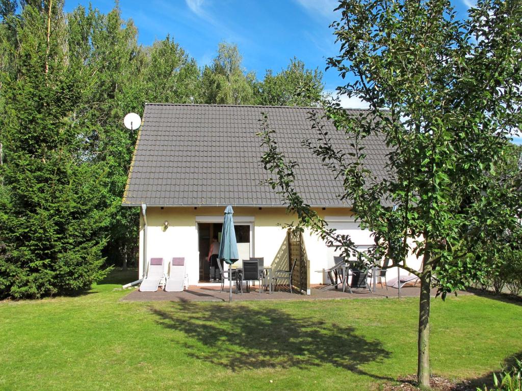 卡尔斯哈根Holiday Home Möwennest by Interhome的院子内带桌椅的白色房屋