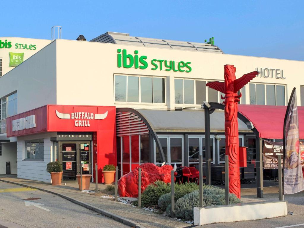 克罗勒Ibis Styles Crolles Grenoble A41的前面有大红十字的建筑