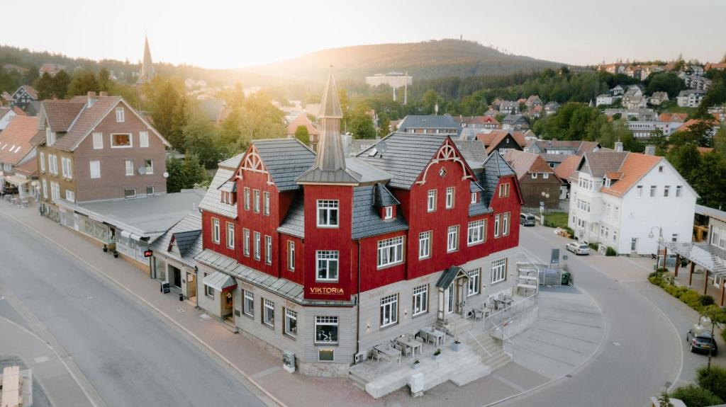 布劳恩拉格StrandBerg's Designhotel Viktoria的享有红色建筑城镇的空中景色
