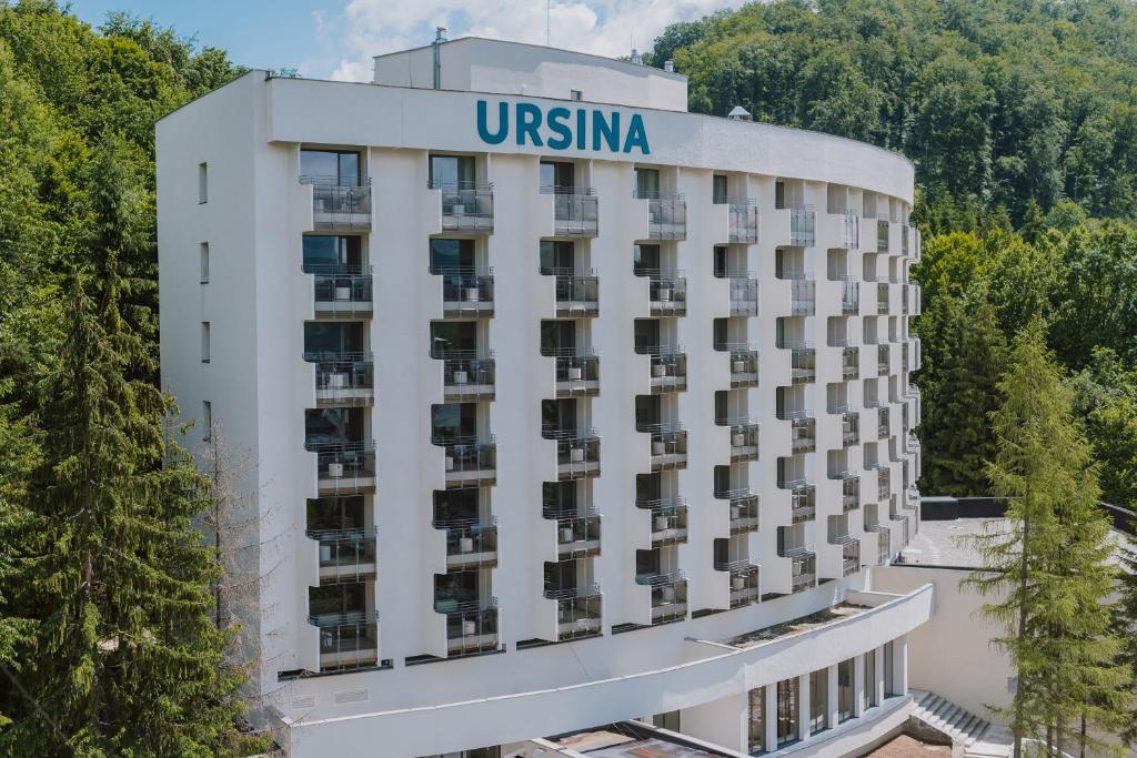 索瓦塔Ensana Ursina的一座酒店大楼,上面有标志