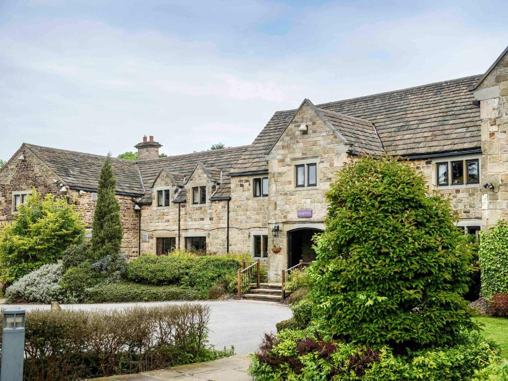 巴恩斯利Mercure Barnsley Tankersley Manor Hotel的一座带车道的大型石屋