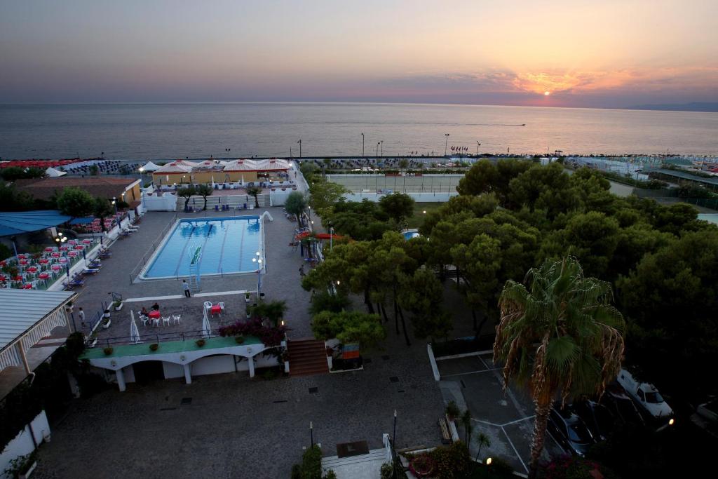 斯卡莱阿圣塔卡特林纳乡村俱乐部酒店的享有度假村游泳池的顶部景致