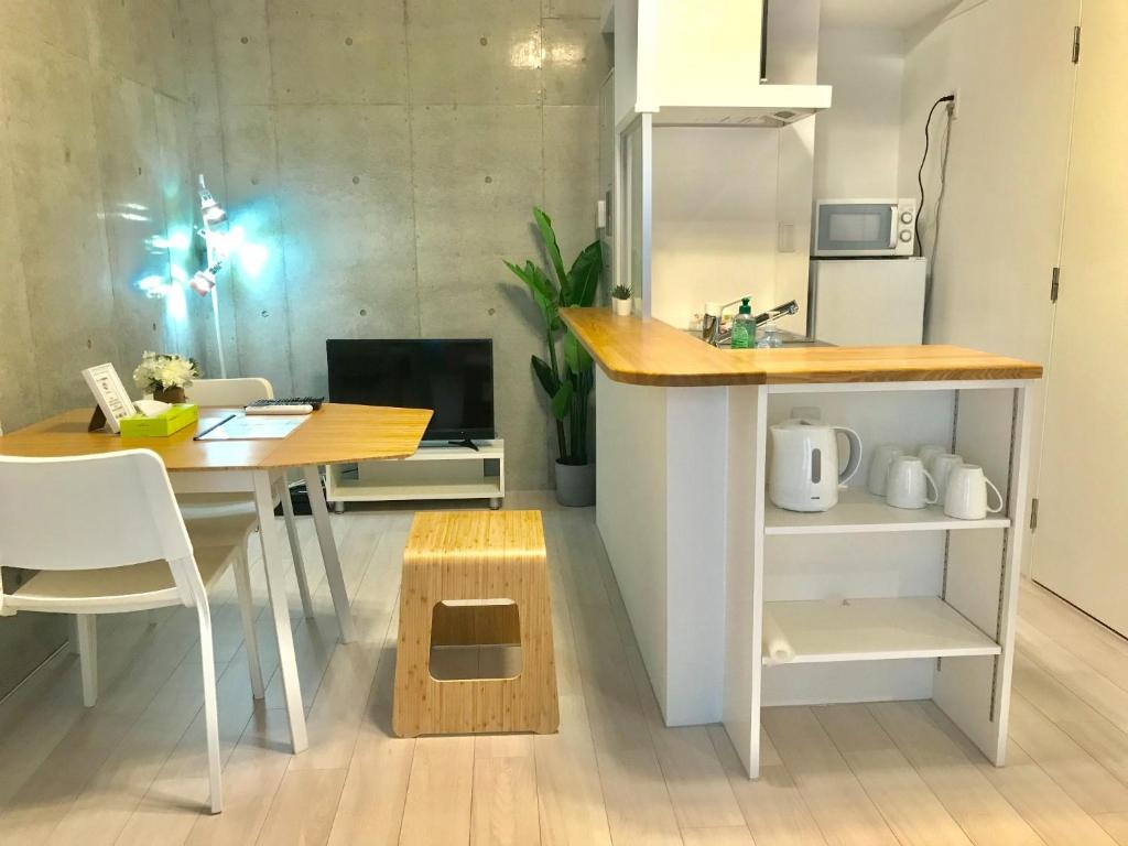 东京Laffitte Okachimachi - Vacation STAY 8305的厨房以及带桌子和书桌的用餐室。