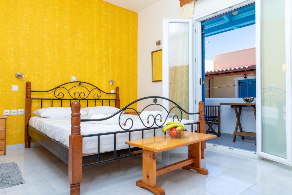 纳克索乔拉Studios Marina Naxos的一间卧室配有一张床和一张桌子