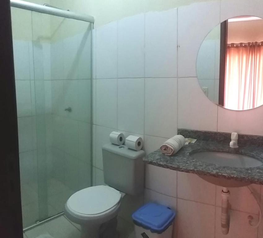 萨利诺波利斯Hotel Brisas的一间带卫生间、水槽和镜子的浴室