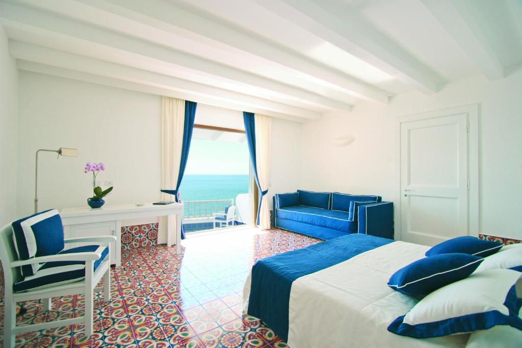 伊斯基亚Hotel Casa Celestino的酒店客房设有一张床和一个海景阳台