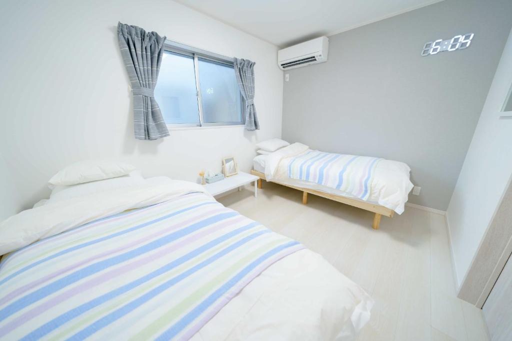 大阪Osaka - House - Vacation STAY 8351的白色的卧室设有床和窗户