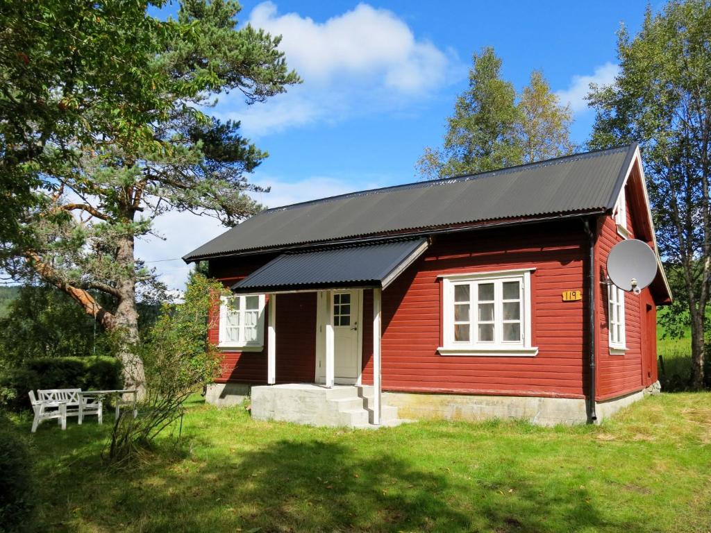 EvjeChalet Flatebygd - SOO355 by Interhome的黑色屋顶的红色小房子