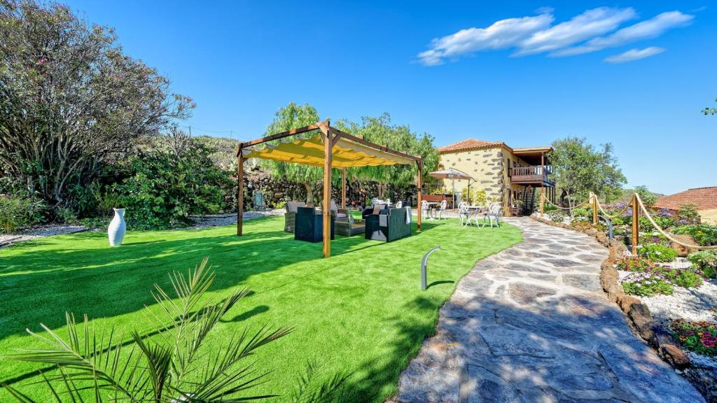 阿罗纳Hotel Rural la Correa del Almendro ONLY ADULTS的草地上带凉亭的花园