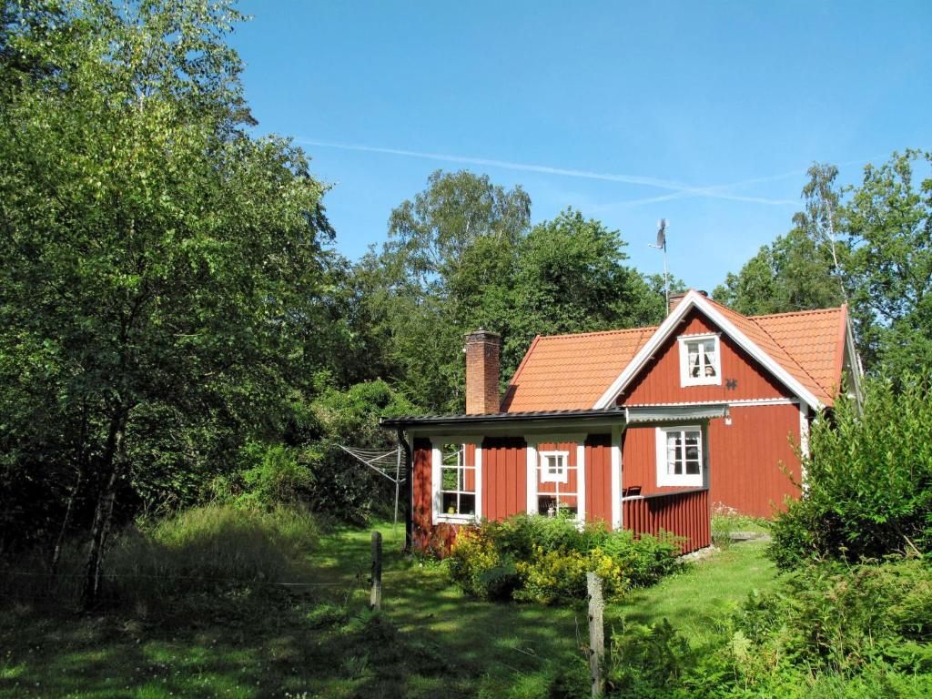 乌洛夫斯特伦Holiday Home Åkekvarn Snärjet by Interhome的田间中的一个红色房子