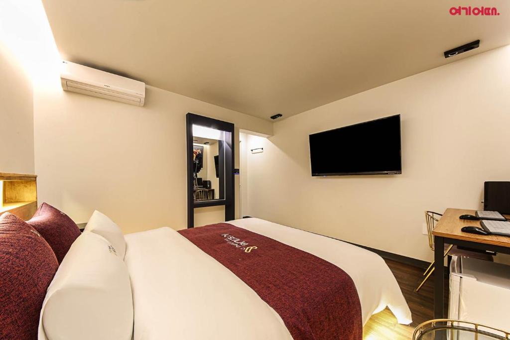 光州Hotel Yeogijoa的配有一张床和一台平面电视的酒店客房