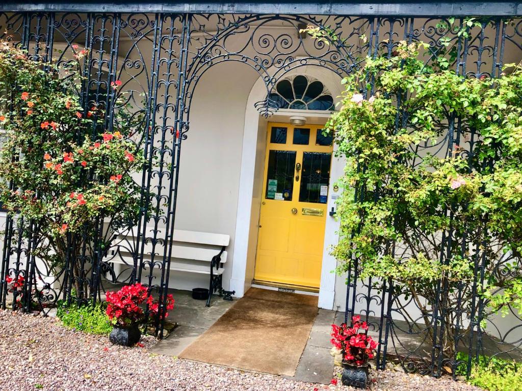 科克观景台小屋酒店的花草繁茂的建筑上的黄色门