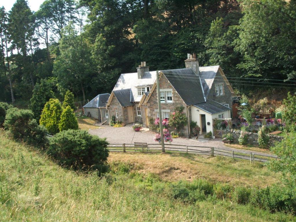 霍伊克Willowherb and Foxglove Cottages Hawick的前面有围栏的大房子