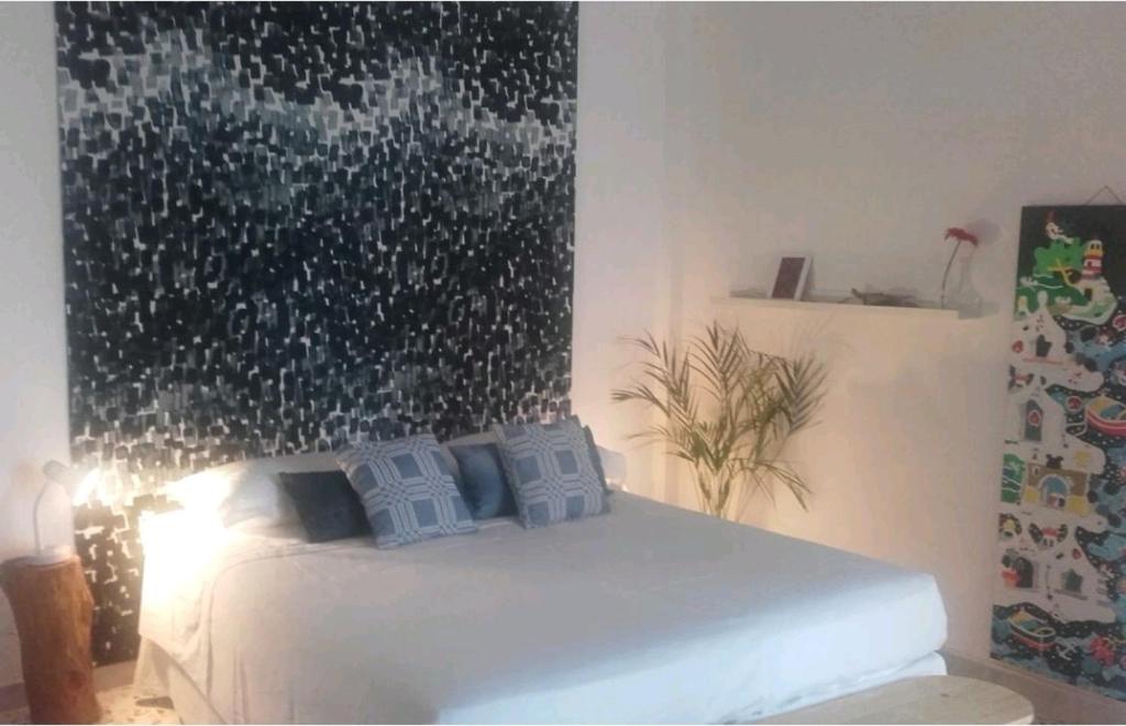 吉诺萨滨海CASA ADA的一间卧室配有一张壁画床