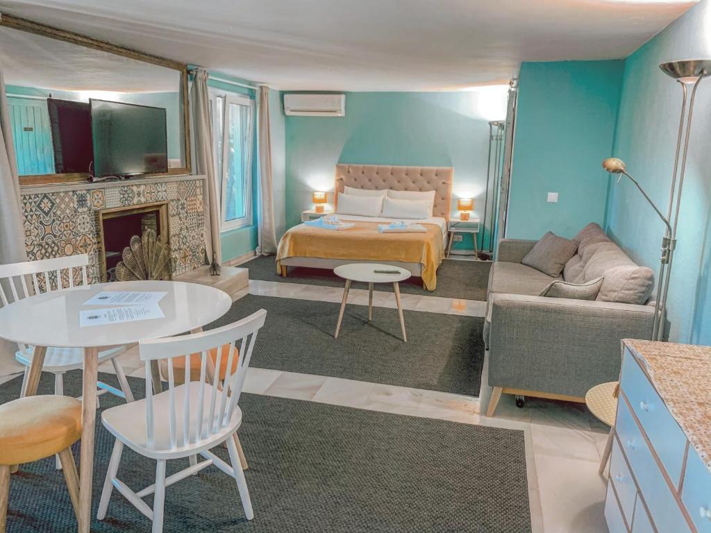 马贝拉贾迪勒斯女王精品B&B酒店的客房设有床、沙发和桌子。