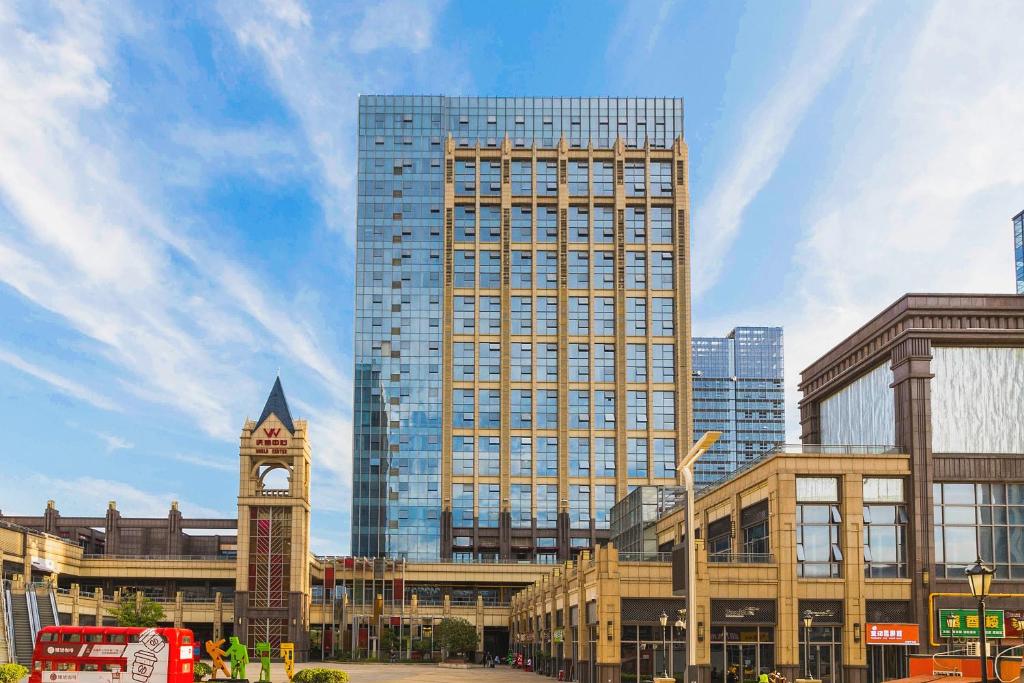 武汉武汉光谷科技会展中心酒店的一座高大的建筑,在城市里有一个钟楼