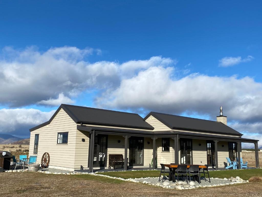 特威泽尔Pedalfish Cottages - Galaxy Views的黑色屋顶的大型白色房屋