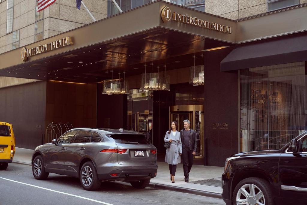 纽约纽约时代广场洲际酒店的两个人在商店前的街道上走