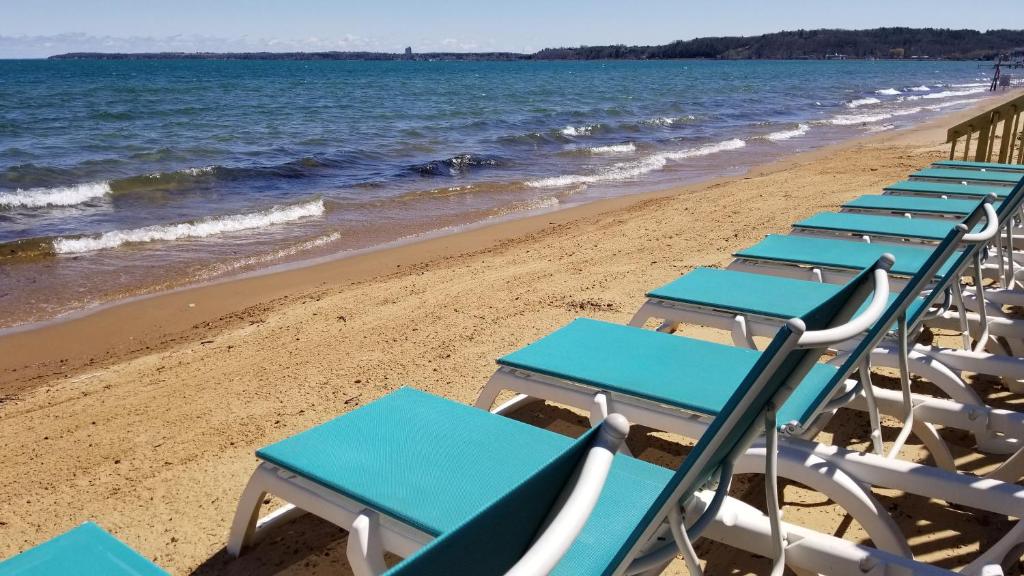 特拉弗斯城Brio Beach Inn的海滩上一排沙滩椅