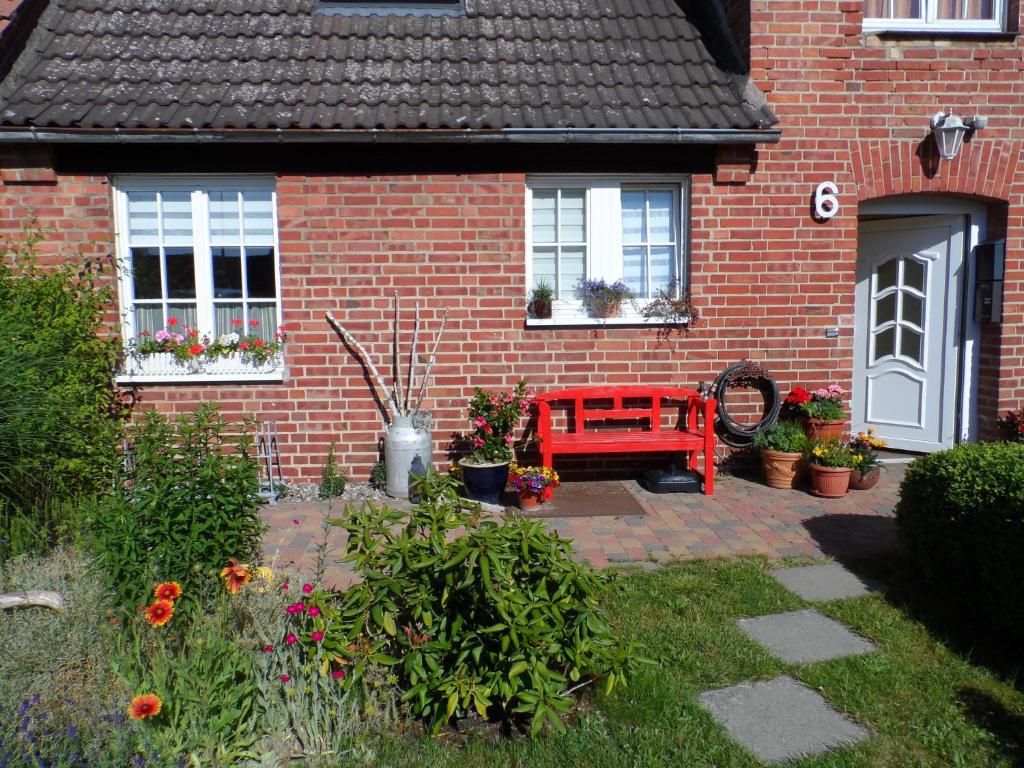 马尔肖Lütt Verbliev的砖屋前的红色长凳