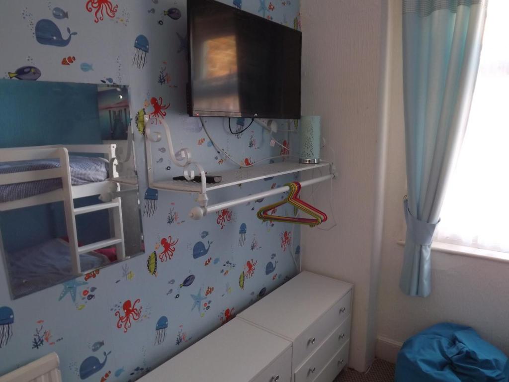 大雅茅斯契克斯酒店的儿童卧室配有婴儿床和镜子