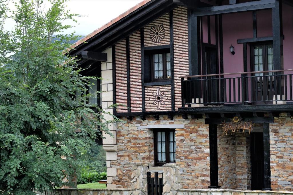 ArantzaBagadi的一面是带阳台的砖房