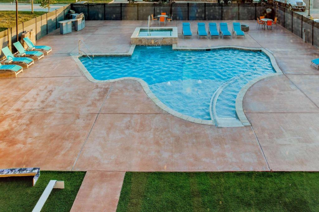 圣安东尼奥La Quinta by Wyndham San Antonio Alamo City的一个带椅子的大型游泳池