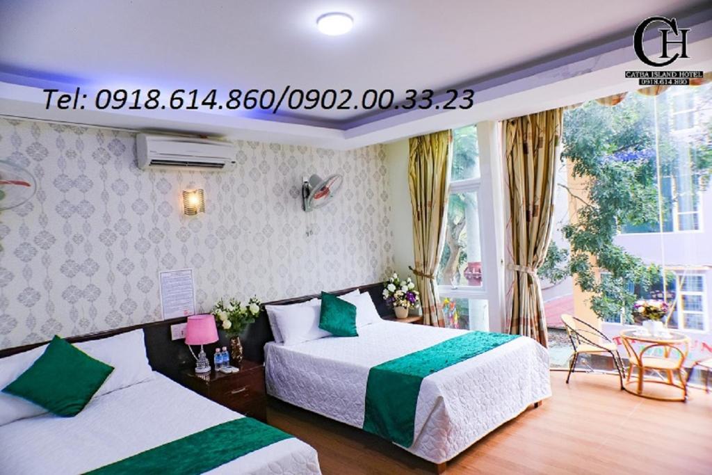 吉婆岛catba island hotel的酒店客房设有两张床和窗户。