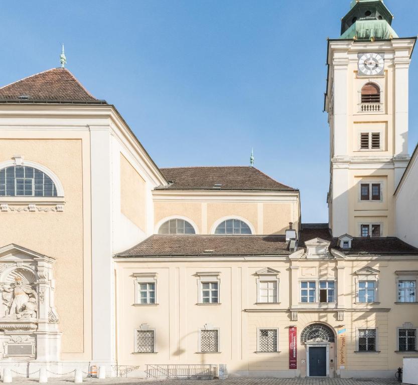 维也纳贝内迪修道院旅馆的一座大型建筑,顶部设有钟楼