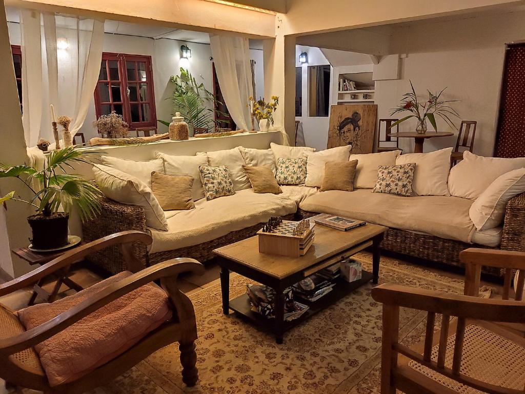 圣保罗Villa Laurina的客厅配有沙发和桌子