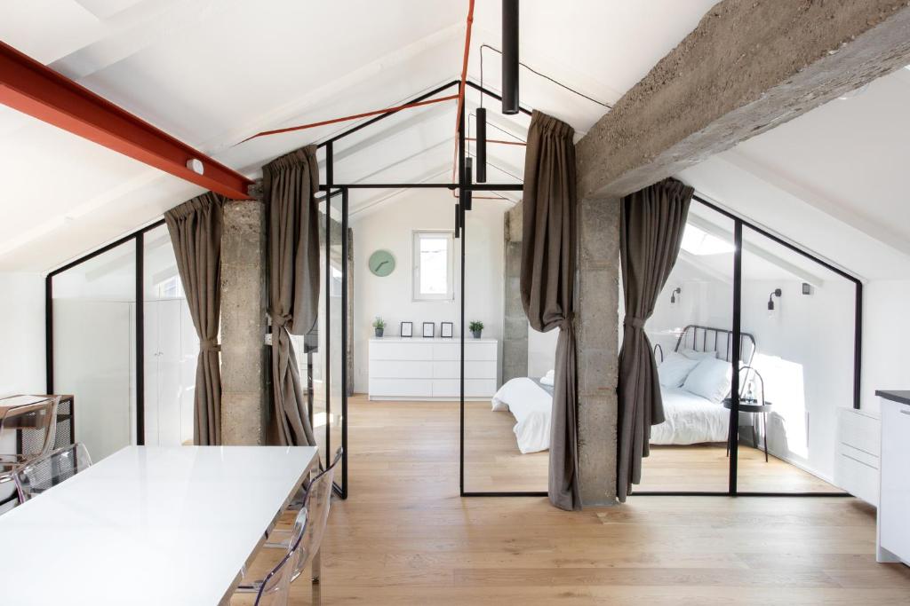 都灵Mato Apartment Torino的一间设有床铺和玻璃墙的客房