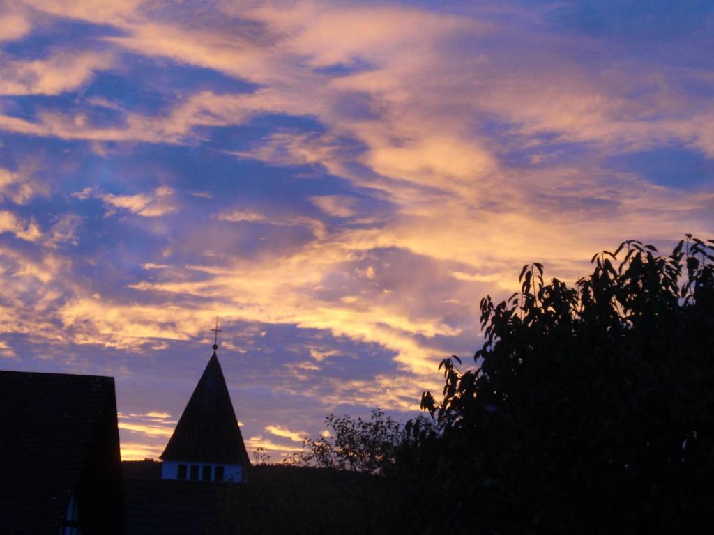 温特贝格希尔德菲尔德史图布亨酒店的落日,教堂陡峭,天空阴云