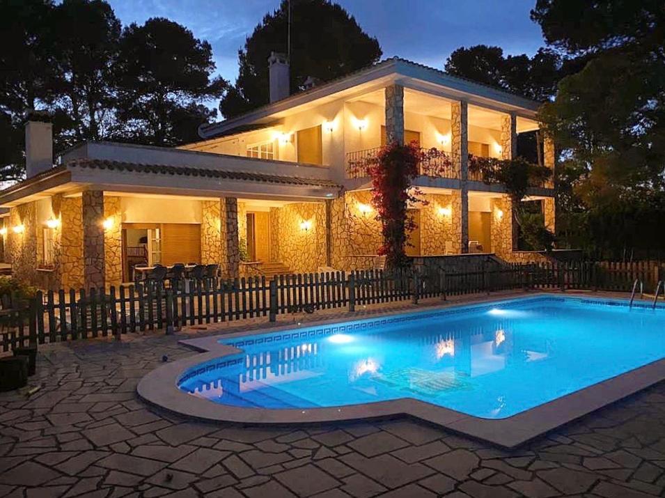 拉梅特拉·德·玛尔Villa Bella Cala的一座房子前面设有游泳池