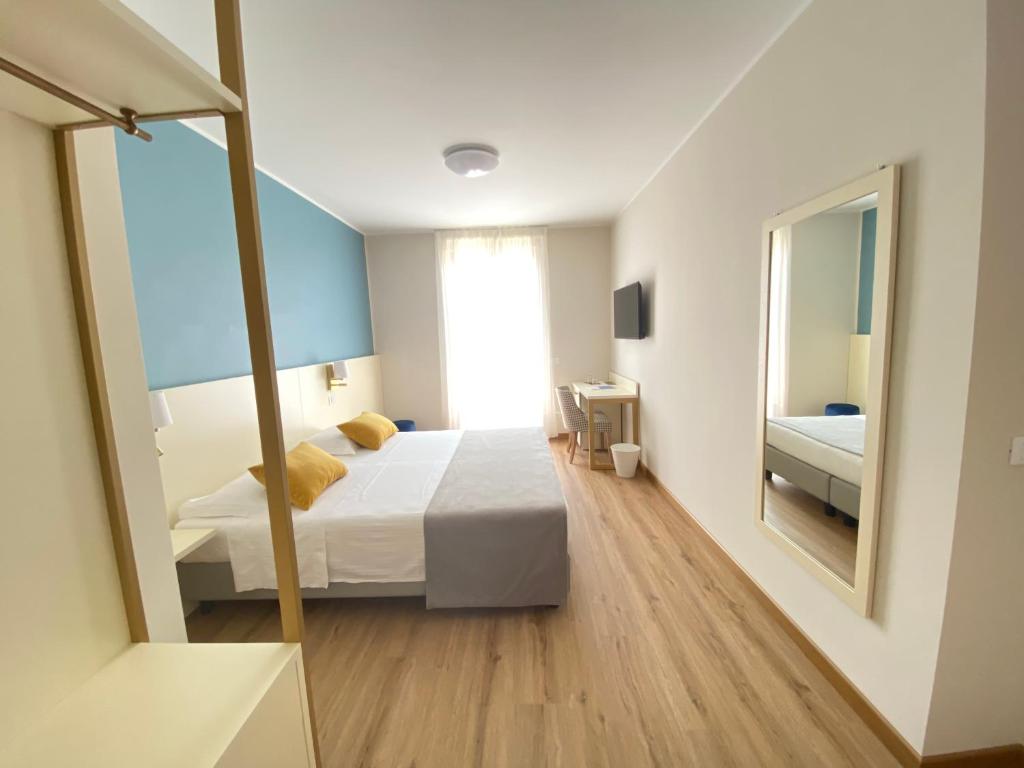 巴多利诺Rooms ai Poggi的酒店客房,配有床和镜子