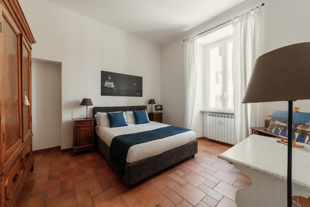 罗马魁瑞塔姆住宿加早餐酒店的一间卧室配有一张带蓝色枕头的床