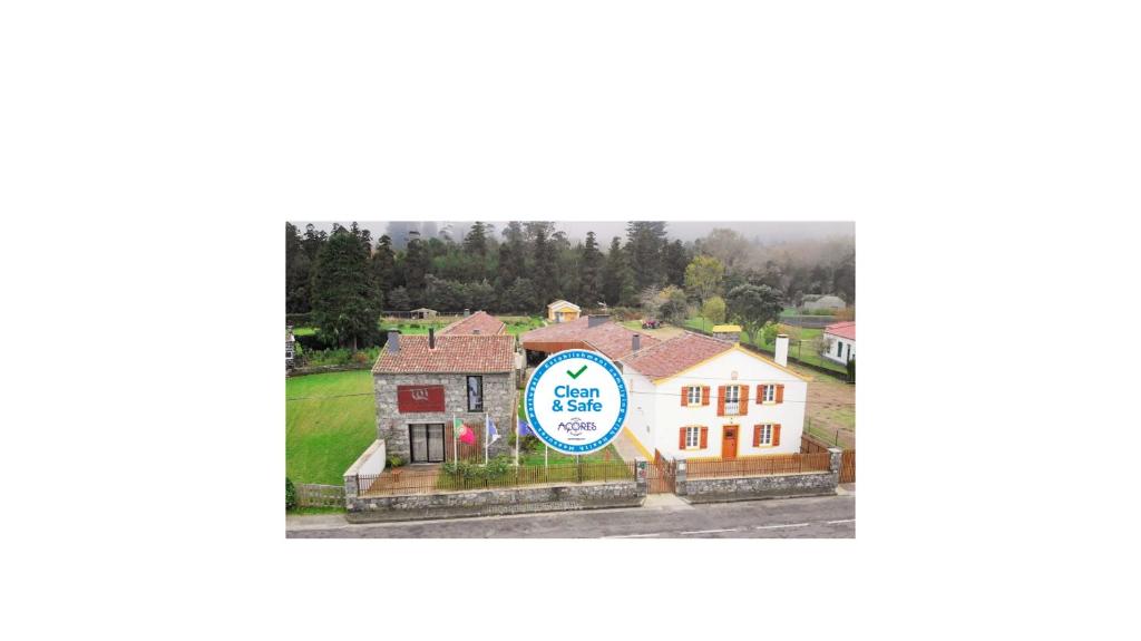七城Sete Cidades Quinta Da Queiró的一张房子的图片,上面有标志