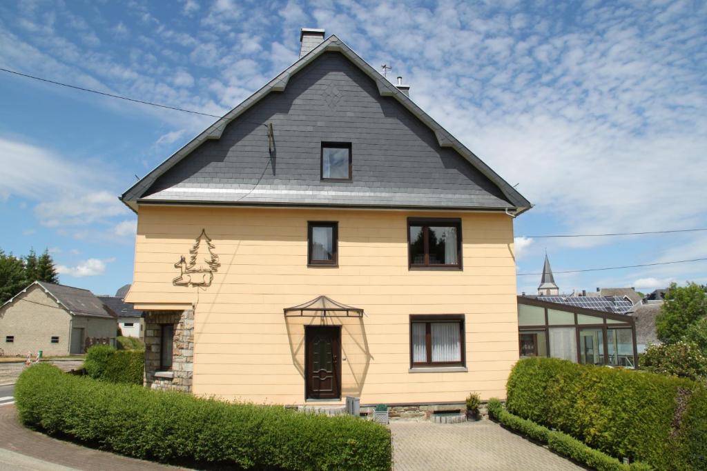 比林根Casa Léon的灰色屋顶的黄色房子