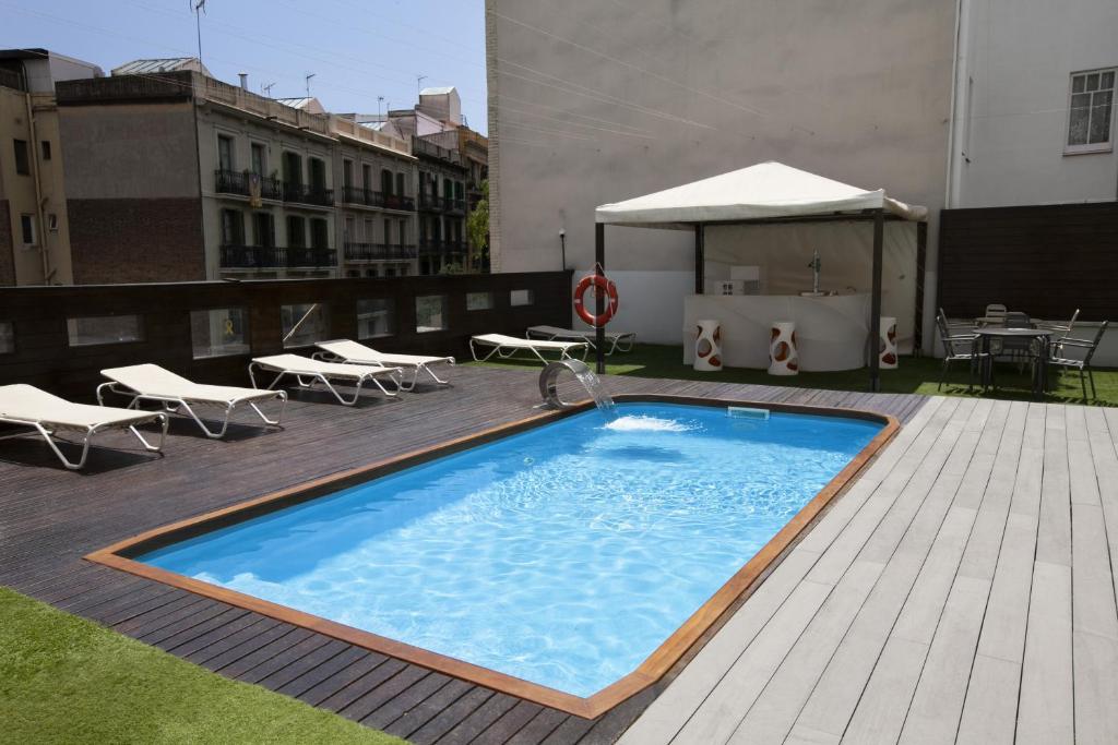 巴塞罗那Hotel Concordia Barcelona的一座大楼顶部的游泳池