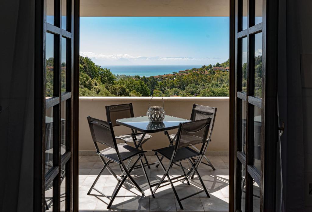 斯卡里奥Casa vacanze Artemide的海景阳台上的桌椅