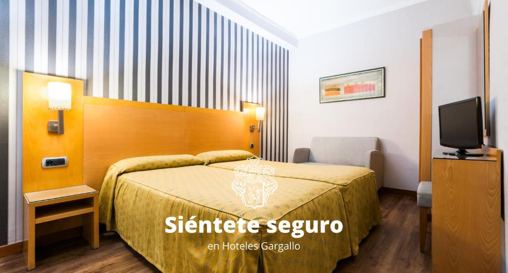 巴塞罗那里昂酒店的酒店客房,配有床和电视