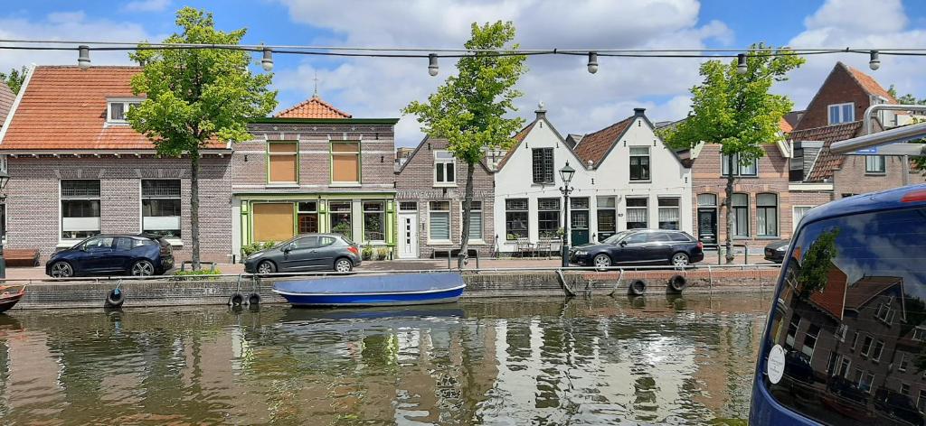 阿尔克马尔Oudegracht Alkmaar的建筑物旁边的蓝色小船