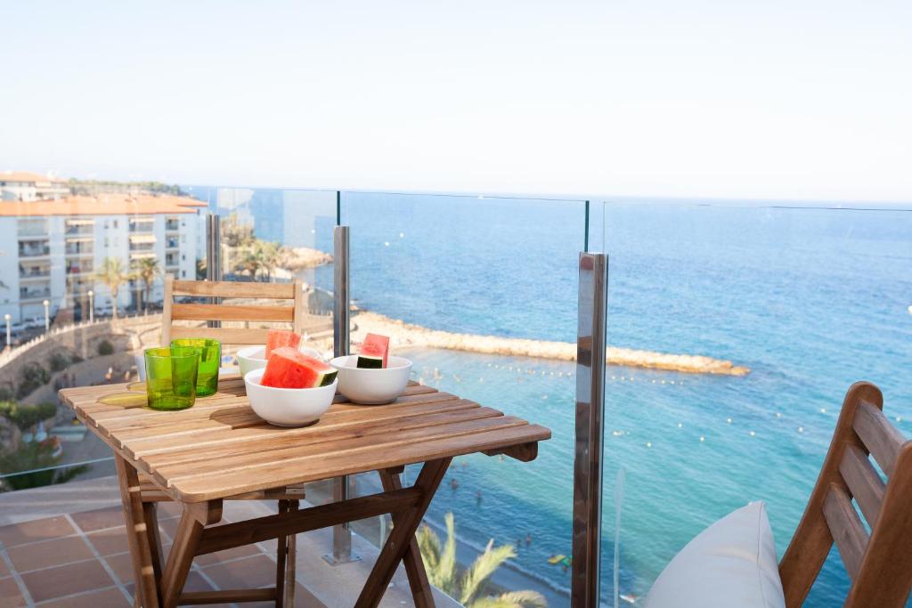 拉梅特拉·德·玛尔LA CALA BEACH DELUXE Apartments的阳台上的水果桌