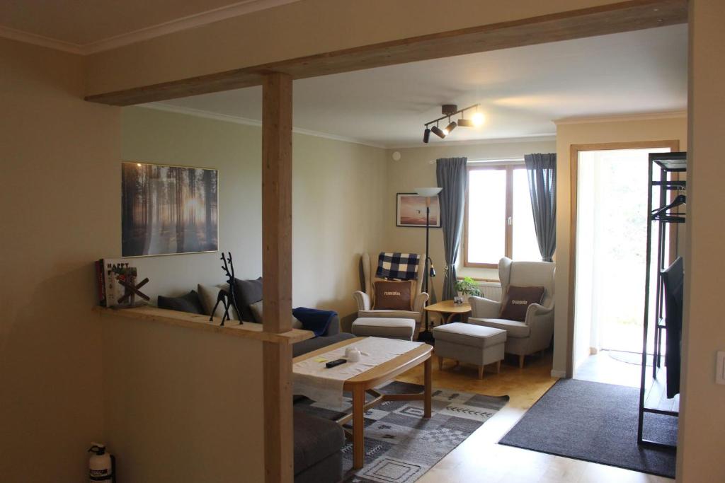 菲奈斯达伦Berggatan Villa - lägenhet 2的客厅配有沙发和桌子