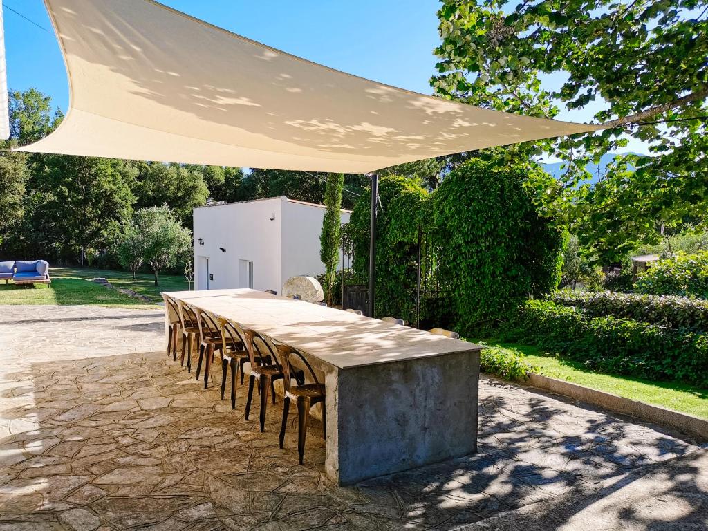 科尔特Maison San Giovanni的白色遮阳伞下的桌椅