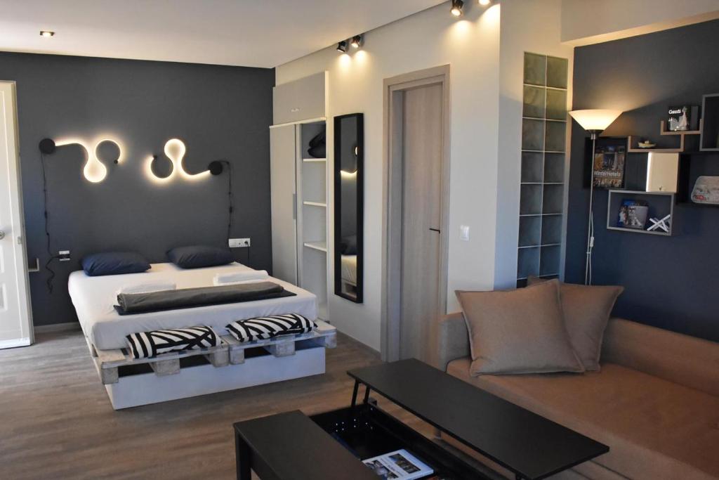 拉斐那Seaside Studio Meltemi的一间卧室设有一张床和一间客厅。