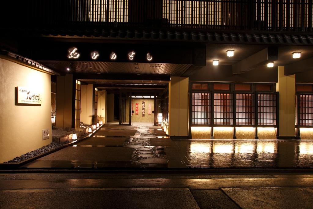 京都松井别馆的夜间建筑物空的走廊