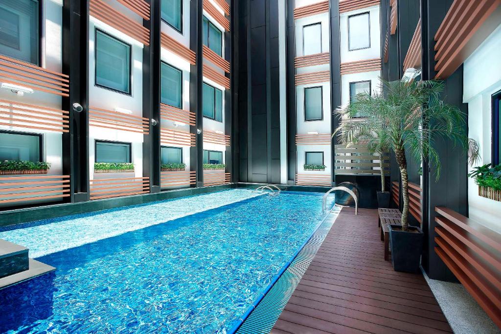 香港悦品度假酒店(屯门)的一座建筑物中央的游泳池