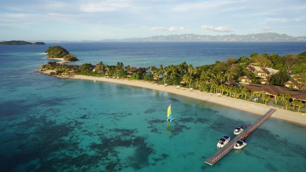 科隆Two Seasons Coron Island Resort的两艘船在水面上享有岛屿的空中景色