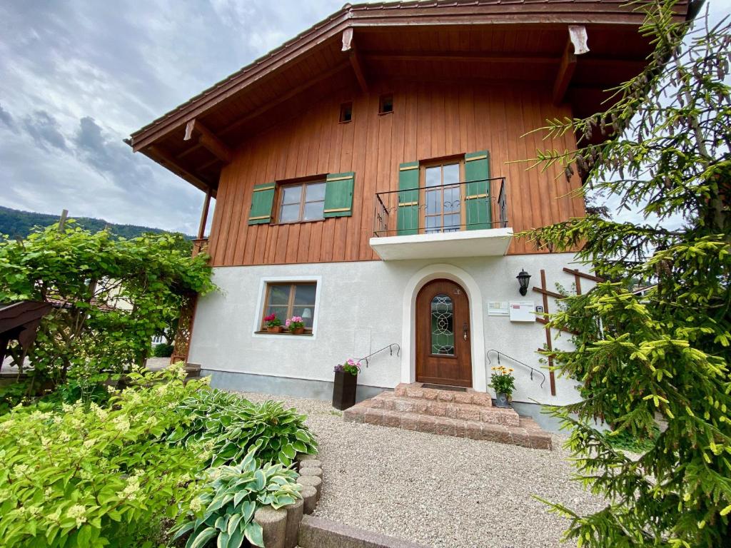 柯尼希斯湖畔舍瑙HAUS Alpenoase的木屋设有门和阳台