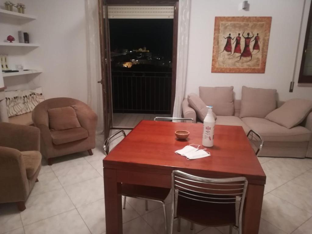 奥斯图尼Attico Ostuni的客厅配有桌子和沙发